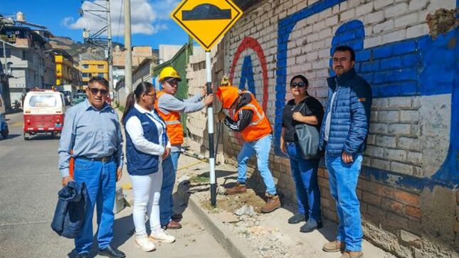 A través de la gerencia de Transporte y Seguridad Vial y en coordinación con la Comisión de Transportes del Consejo Provincial de Cajamarca, continuamos trabajando para brindar una mayor seguridad a los conductores y peatones en nuestra ciudad. Esta vez, las labores de instalación de postes de señalización de gibas se realizaron en los jirones Ibáñez Rosazza y Luis Rebaza Neyra.
🗣Julia Guerrero Suarez, presidenta de la Comisión de Transporte del Consejo Provincial, precisó que la actual gestión edil tiene como una de sus prioridades   atender las necesidades de los ciudadanos especialmente en temas de seguridad vial con el fin reducir los índices accidentes de tránsito.
🤝Por su parte, la gerente de Transporte y Seguridad Vial, Edith Chuco Gutiérrez, manifestó que se viene señalizando en diferentes puntos de la ciudad dando prioridad zonas de alto tránsito vehicular y peatonal.
✅Cabe destacar, que en esta actividad también participaron los regidores Jorge Luis Rojas y Segundo Castañeda Díaz, integrantes de la Comisión de Transporte del Consejo Provincial de Cajamarca.