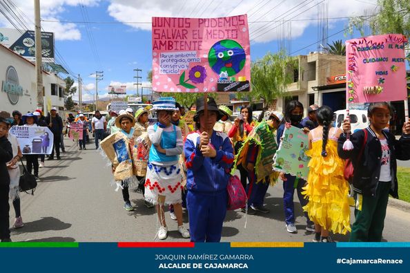 La Municipalidad Provincial de Cajamarca a través de la gerencia de Desarrollo Ambiental realizó un pasacalle ambiental en bario san Martín y pueblo libre para concientizar a todos los cajamarquinos.
💚Con la participación de diferentes instituciones educativas: I.E Inmaculada concepción, Rotary, serenazgo se llevó a cabo un pasacalle que tiene como objetivo concientizar y sensibilizar a la población sobre el cuidado del medio ambiente y la importancia de no arrojar basura a las calles.
🚨Es importante mencionar que, desde la comuna local, se viene impulsando acciones que mejoren el ornato de nuestra ciudad y la limpieza que esta requiere, además de tener identificados los puntos críticos que en los próximos días serán recuperados por nuestro personal.
🌲Durante el recorrido, los participantes mostraron trajes elaborados a base de material reciclado y carteles alusivos al cuidado del medio ambiente, con frases como: “cuidemos el medio ambiente”, “Protege el medio ambiente, por el futuro, Recicla”, “cuidemos nuestro planeta”, entre otros.
¡Juntos podemos cuidar nuestro planeta, no arrojes basura en las calles!