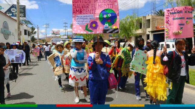 La Municipalidad Provincial de Cajamarca a través de la gerencia de Desarrollo Ambiental realizó un pasacalle ambiental en bario san Martín y pueblo libre para concientizar a todos los cajamarquinos. 
💚Con la participación de diferentes instituciones educativas: I.E Inmaculada concepción, Rotary, serenazgo se llevó a cabo un pasacalle que tiene como objetivo concientizar y sensibilizar a la población sobre el cuidado del medio ambiente y la importancia de no arrojar basura a las calles.
🚨Es importante mencionar que, desde la comuna local, se viene impulsando acciones que mejoren el ornato de nuestra ciudad y la limpieza que esta requiere, además de tener identificados los puntos críticos que en los próximos días serán recuperados por nuestro personal. 
🌲Durante el recorrido, los participantes mostraron trajes elaborados a base de material reciclado y carteles alusivos al cuidado del medio ambiente, con frases como: “cuidemos el medio ambiente”, “Protege el medio ambiente, por el futuro, Recicla”, “cuidemos nuestro planeta”, entre otros.
 ¡Juntos podemos cuidar nuestro planeta, no arrojes basura en las calles!