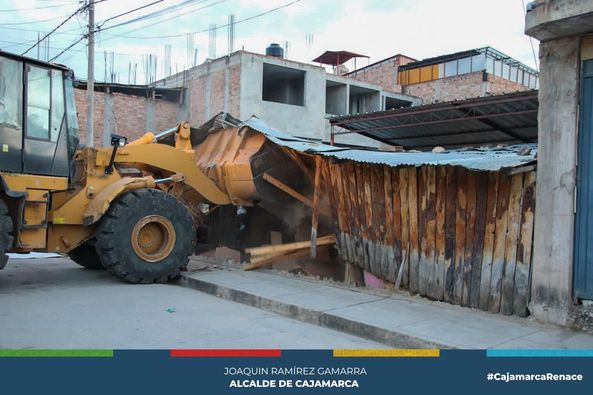 La Municipalidad Provincial de Cajamarca a través de la Procuraduría Pública Municipal y el área de Control Patrimonial, realizó la demolición, recuperación y desalojo extrajudicial de un predio que pertenecía a la comuna local pero fue un invadido por muchos años por malos vecinos y se encuentra ubicado en el jirón Mariscal Cáceres #1841.
💪🏻Desde la comuna local liderada por el alcalde provincial Joaquin Ramirez Gamarra, seguiremos recuperando espacios que se convertirán en zonas de recreación o áreas comunes para el buen desarrollo de nuestros niños y adolescentes en general.
