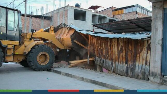 La Municipalidad Provincial de Cajamarca a través de la Procuraduría Pública Municipal y el área de Control Patrimonial, realizó la demolición, recuperación y desalojo extrajudicial de un predio que pertenecía a la comuna local pero fue un invadido por muchos años por malos vecinos y se encuentra ubicado en el jirón Mariscal Cáceres #1841.
💪🏻Desde la comuna local liderada por el alcalde provincial Joaquin Ramirez Gamarra, seguiremos recuperando espacios que se convertirán en zonas de recreación o áreas comunes para el buen desarrollo de nuestros niños y adolescentes en general. 