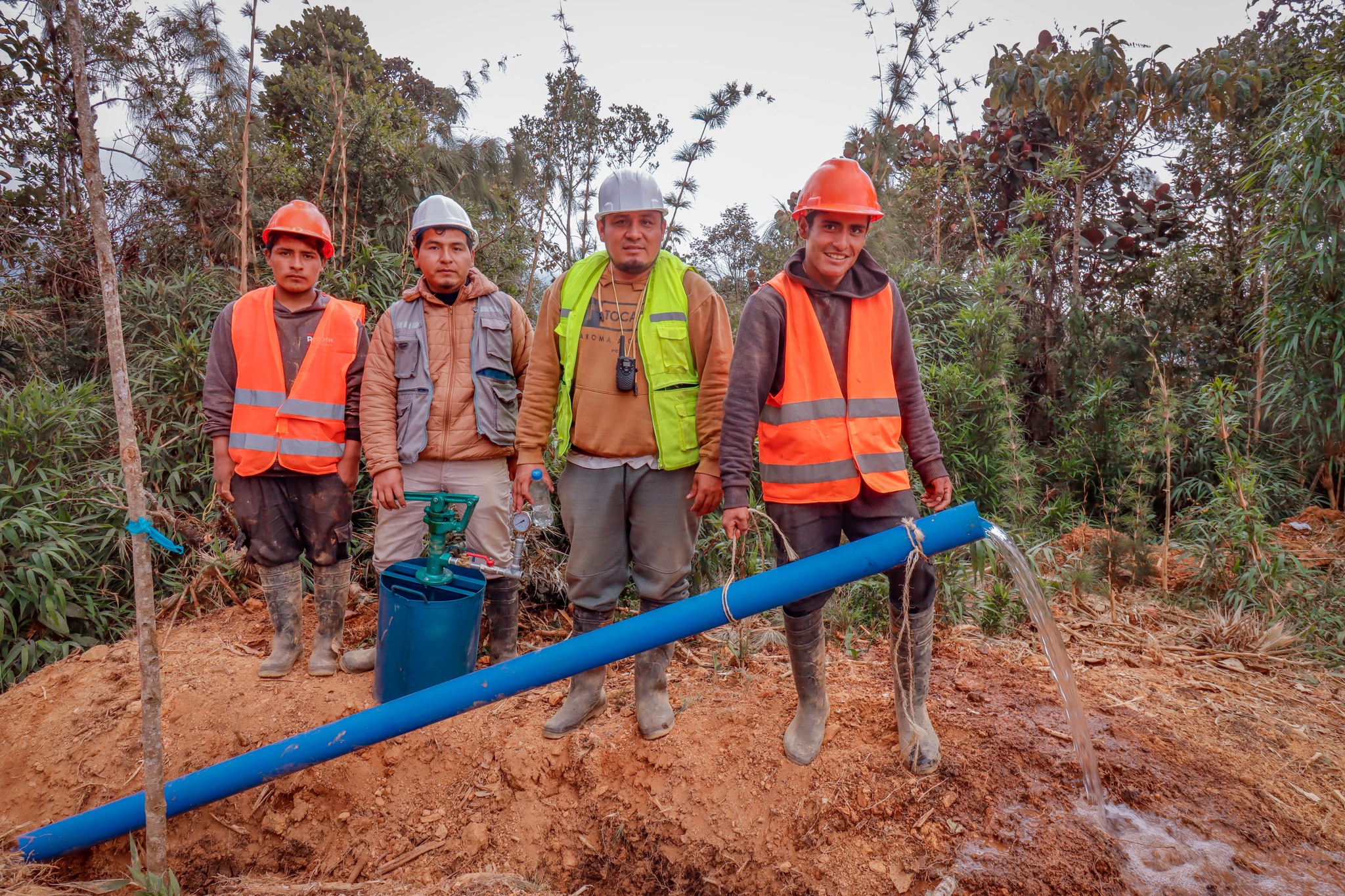Los trabajos en la captación del agua de Willangoto presenta un avance del 40 %, así lo constató el equipo técnico de la comuna pillahuina. Los profesionales verificaron que el agua ya llega hasta el kilómetro 2 desde el punto de captación y se cuenta con 4 kilómetros de zanja realizada por la población.
Tras su trabajo de inspección, el ingeniero Fernando Vilela Maiz refirió que durante las últimas semanas hubo poca participación en las faenas, por lo que invita la población sumarse a este trabajo, a fin de que muy pronto las localidades de Cushipampa y Villa Tranca cuenten con agua de calidad.