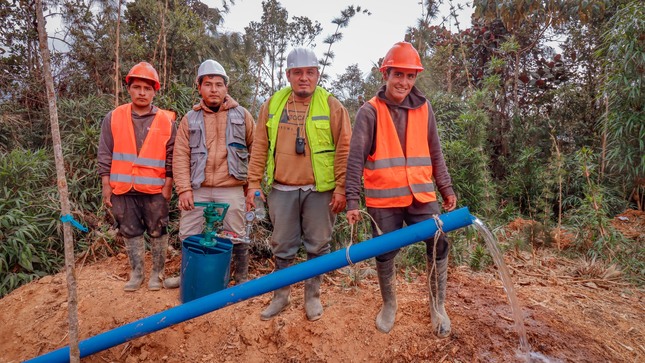 Los trabajos en la captación del agua de Willangoto presenta un avance del 40 %, así lo constató el equipo técnico de la comuna pillahuina. Los profesionales verificaron que el agua ya llega hasta el kilómetro 2 desde el punto de captación y se cuenta con 4 kilómetros de zanja realizada por la población.
Tras su trabajo de inspección, el ingeniero Fernando Vilela Maiz refirió que durante las últimas semanas hubo poca participación en las faenas, por lo que invita la población sumarse a este trabajo, a fin de que muy pronto las localidades de Cushipampa y Villa Tranca cuenten con agua de calidad.