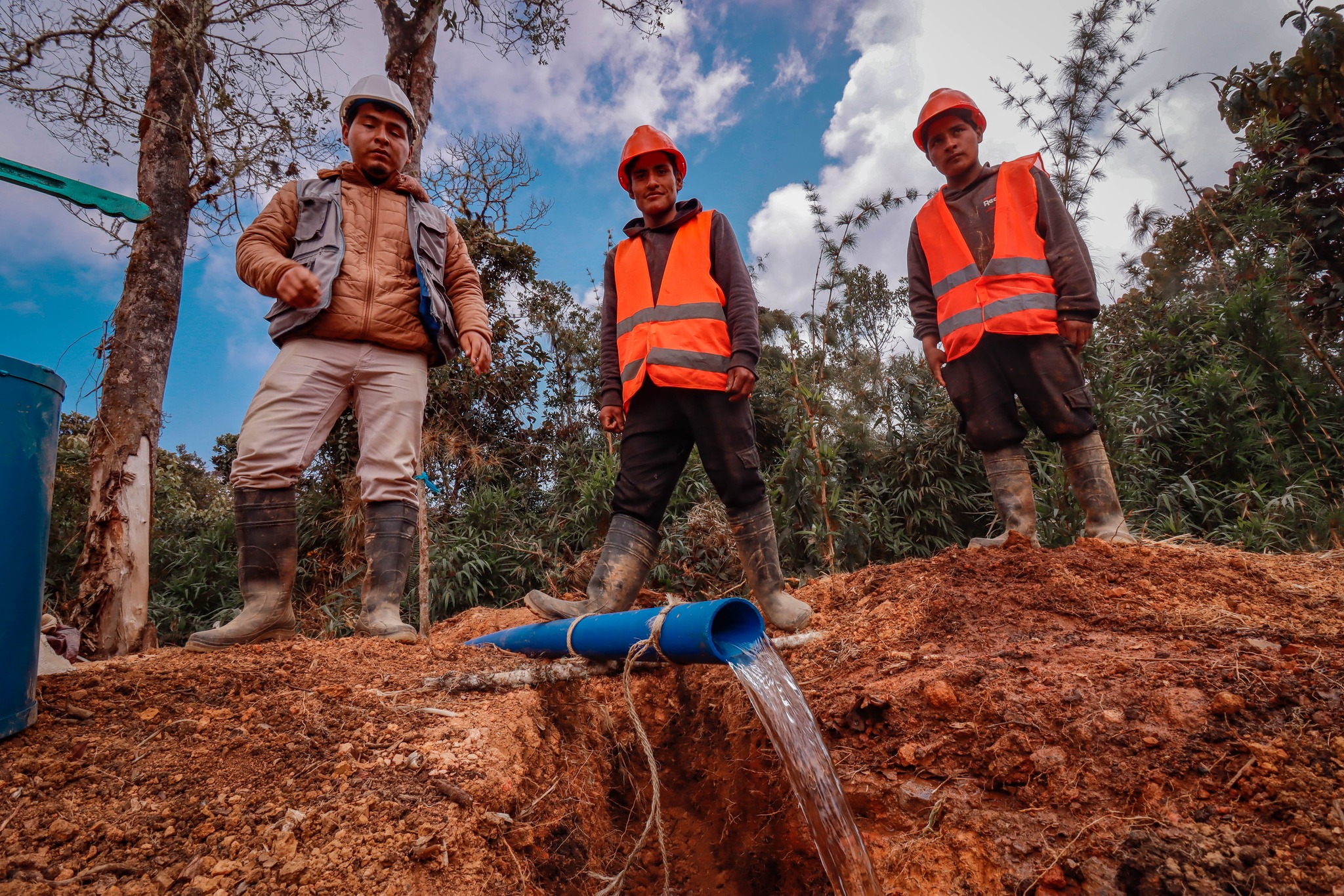 Los trabajos en la captación del agua de Willangoto presenta un avance del 40 %, así lo constató el equipo técnico de la comuna pillahuina. Los profesionales verificaron que el agua ya llega hasta el kilómetro 2 desde el punto de captación y se cuenta con 4 kilómetros de zanja realizada por la población.
Tras su trabajo de inspección, el ingeniero Fernando Vilela Maiz refirió que durante las últimas semanas hubo poca participación en las faenas, por lo que invita la población sumarse a este trabajo, a fin de que muy pronto las localidades de Cushipampa y Villa Tranca cuenten con agua de calidad.