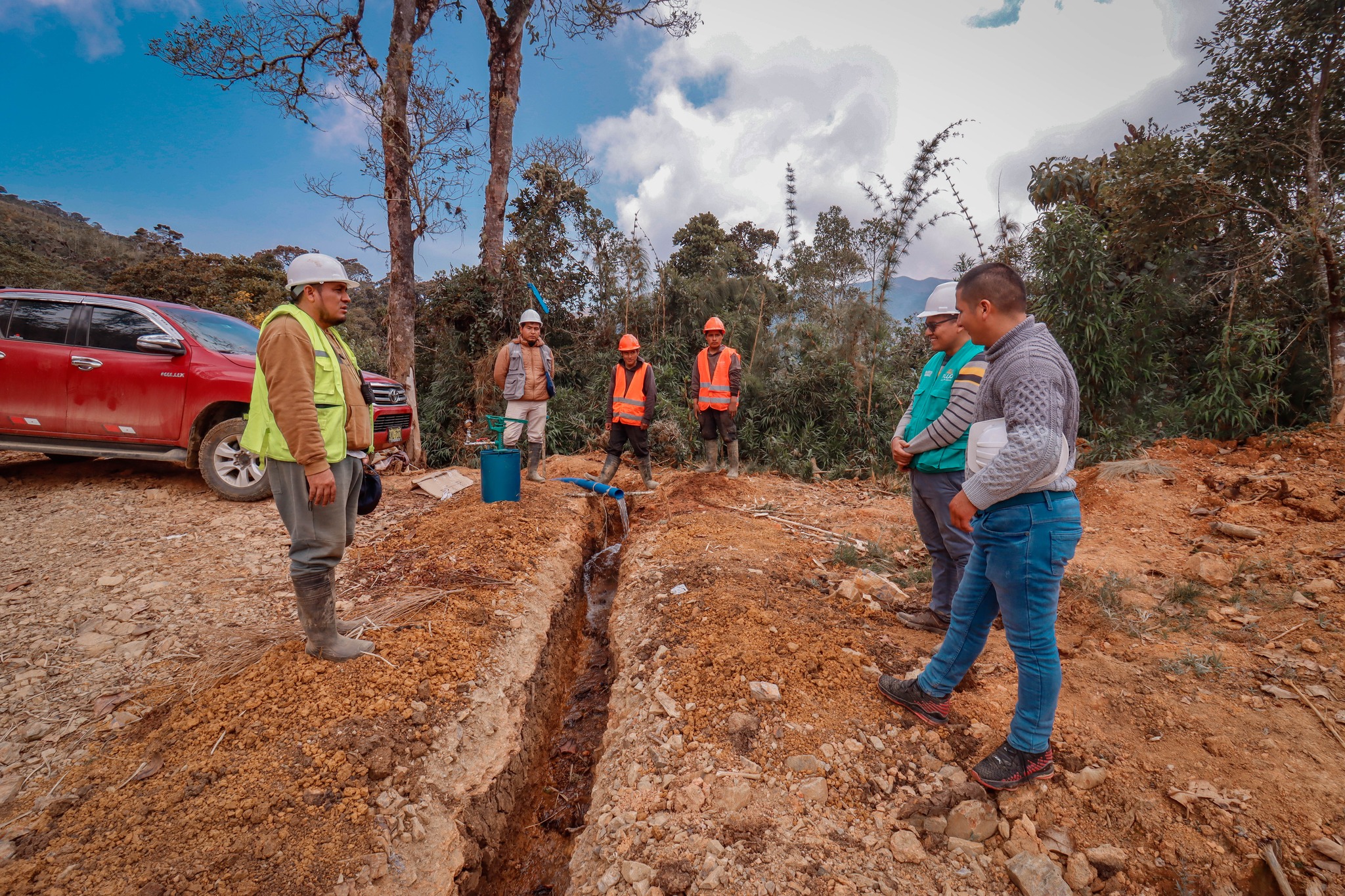 Los trabajos en la captación del agua de Willangoto presenta un avance del 40 %, así lo constató el equipo técnico de la comuna pillahuina. Los profesionales verificaron que el agua ya llega hasta el kilómetro 2 desde el punto de captación y se cuenta con 4 kilómetros de zanja realizada por la población.
Tras su trabajo de inspección, el ingeniero Fernando Vilela Maiz refirió que durante las últimas semanas hubo poca participación en las faenas, por lo que invita la población sumarse a este trabajo, a fin de que muy pronto las localidades de Cushipampa y Villa Tranca cuenten con agua de calidad.