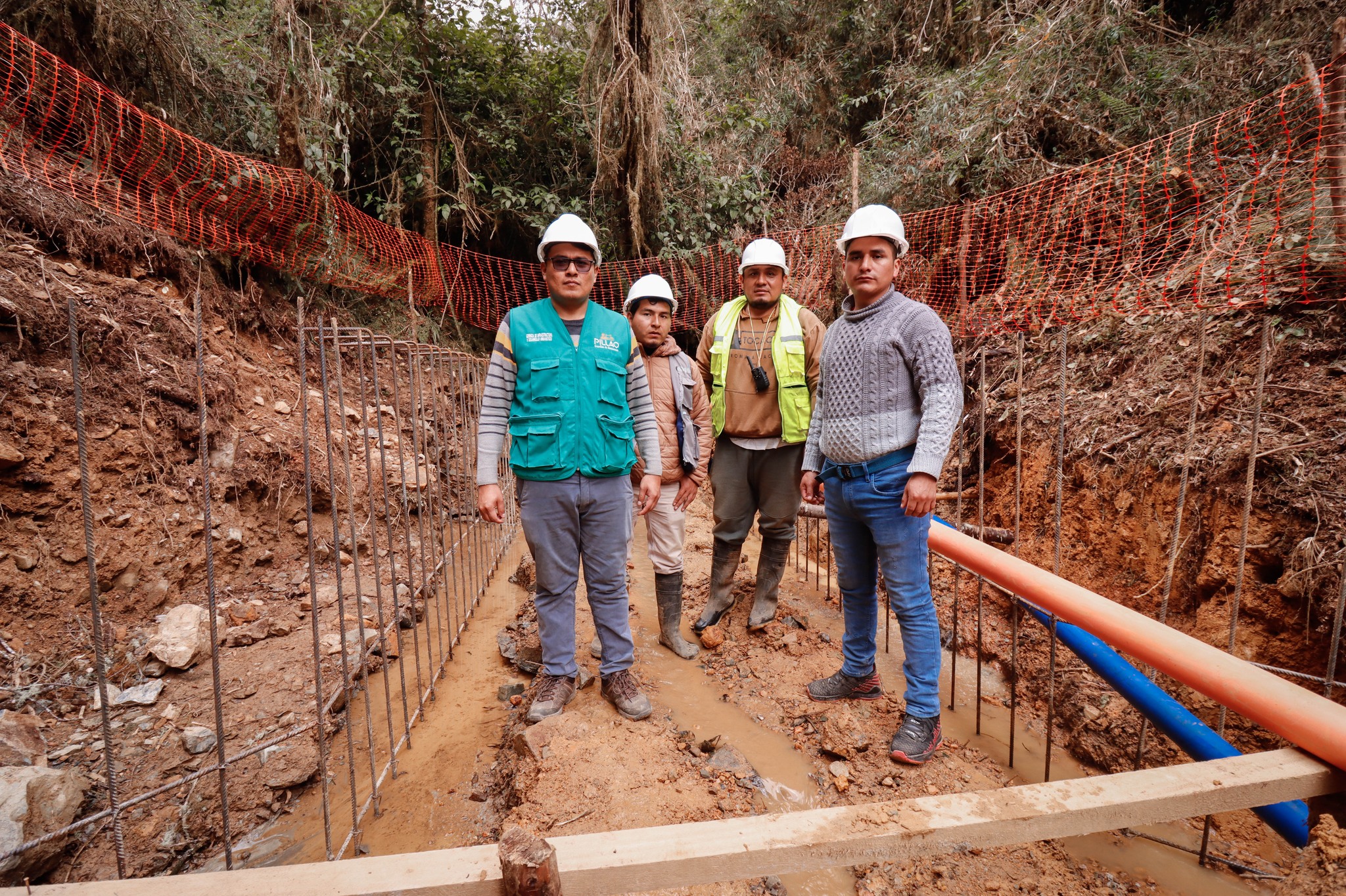 Los trabajos en la captación del agua de Willangoto presenta un avance del 40 %, así lo constató el equipo técnico de la comuna pillahuina. Los profesionales verificaron que el agua ya llega hasta el kilómetro 2 desde el punto de captación y se cuenta con 4 kilómetros de zanja realizada por la población.
Tras su trabajo de inspección, el ingeniero Fernando Vilela Maiz refirió que durante las últimas semanas hubo poca participación en las faenas, por lo que invita la población sumarse a este trabajo, a fin de que muy pronto las localidades de Cushipampa y Villa Tranca cuenten con agua de calidad.