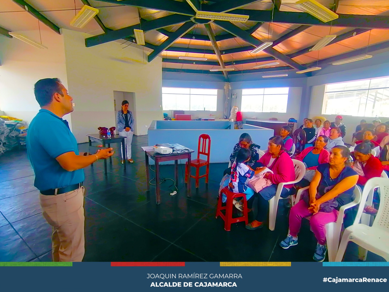 Estas capacitaciones han contado con la participaci贸n de numerosos propietarios y empleados de los establecimientos donde se expende comida. Durante las mismas, se han abordado temas como la manipulaci贸n adecuada de alimentos, la higiene personal, la limpieza de utensilios y superficies, entre otros aspectos fundamentales para asegurar la calidad e inocuidad de los productos ofrecidos en los locales.
馃棧Magaly Cacho, integrante de Bromatolog铆a, destac贸 la importancia de estas capacitaciones para mejorar la calidad de los servicios gastron贸micos y proteger la salud de los comensales. Asimismo, resalt贸 la responsabilidad que tienen los arrendatarios de los locales en garantizar condiciones 贸ptimas de higiene y seguridad en sus establecimientos.
馃憠Los arrendatarios de los locales han mostrado una gran receptividad hacia estas capacitaciones, reconociendo su importancia para mejorar sus habilidades y conocimientos en materia de seguridad alimentaria. Muchos de ellos han manifestado su compromiso de implementar las buenas pr谩cticas aprendidas en sus establecimientos, con el fin de brindar un servicio de calidad y confianza a sus clientes.
鉁匛l Ing. Milton Vel谩squez, Administrador de la PPI, manifest贸 que estas capacitaciones dirigidas a los arrendatarios de los locales de comida tienen el objetivo de promover la seguridad alimentaria y garantizar el cumplimiento de las normas sanitarias dentro del complejo pecuario Iscoconga.