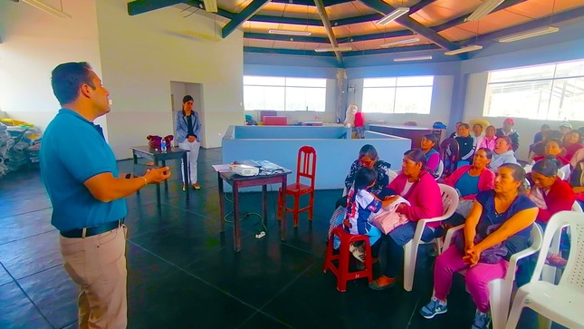 Estas capacitaciones han contado con la participación de numerosos propietarios y empleados de los establecimientos donde se expende comida. Durante las mismas, se han abordado temas como la manipulación adecuada de alimentos, la higiene personal, la limpieza de utensilios y superficies, entre otros aspectos fundamentales para asegurar la calidad e inocuidad de los productos ofrecidos en los locales.
🗣Magaly Cacho, integrante de Bromatología, destacó la importancia de estas capacitaciones para mejorar la calidad de los servicios gastronómicos y proteger la salud de los comensales. Asimismo, resaltó la responsabilidad que tienen los arrendatarios de los locales en garantizar condiciones óptimas de higiene y seguridad en sus establecimientos.
👉Los arrendatarios de los locales han mostrado una gran receptividad hacia estas capacitaciones, reconociendo su importancia para mejorar sus habilidades y conocimientos en materia de seguridad alimentaria. Muchos de ellos han manifestado su compromiso de implementar las buenas prácticas aprendidas en sus establecimientos, con el fin de brindar un servicio de calidad y confianza a sus clientes.
✅El Ing. Milton Velásquez, Administrador de la PPI, manifestó que estas capacitaciones dirigidas a los arrendatarios de los locales de comida tienen el objetivo de promover la seguridad alimentaria y garantizar el cumplimiento de las normas sanitarias dentro del complejo pecuario Iscoconga.