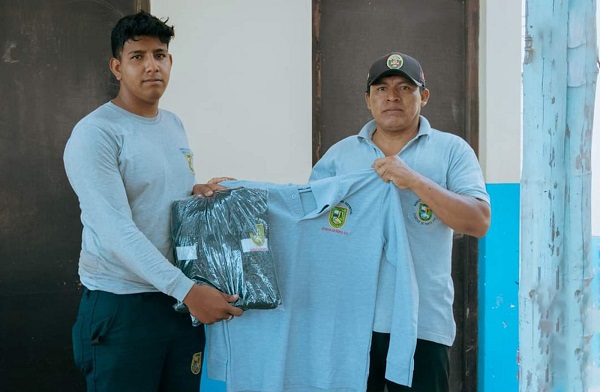 Entregan indumentaria a personal de maestranza