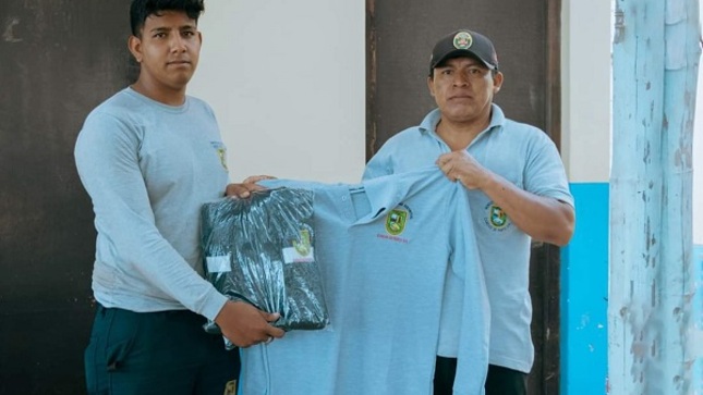 Entregan indumentaria a personal de maestranza