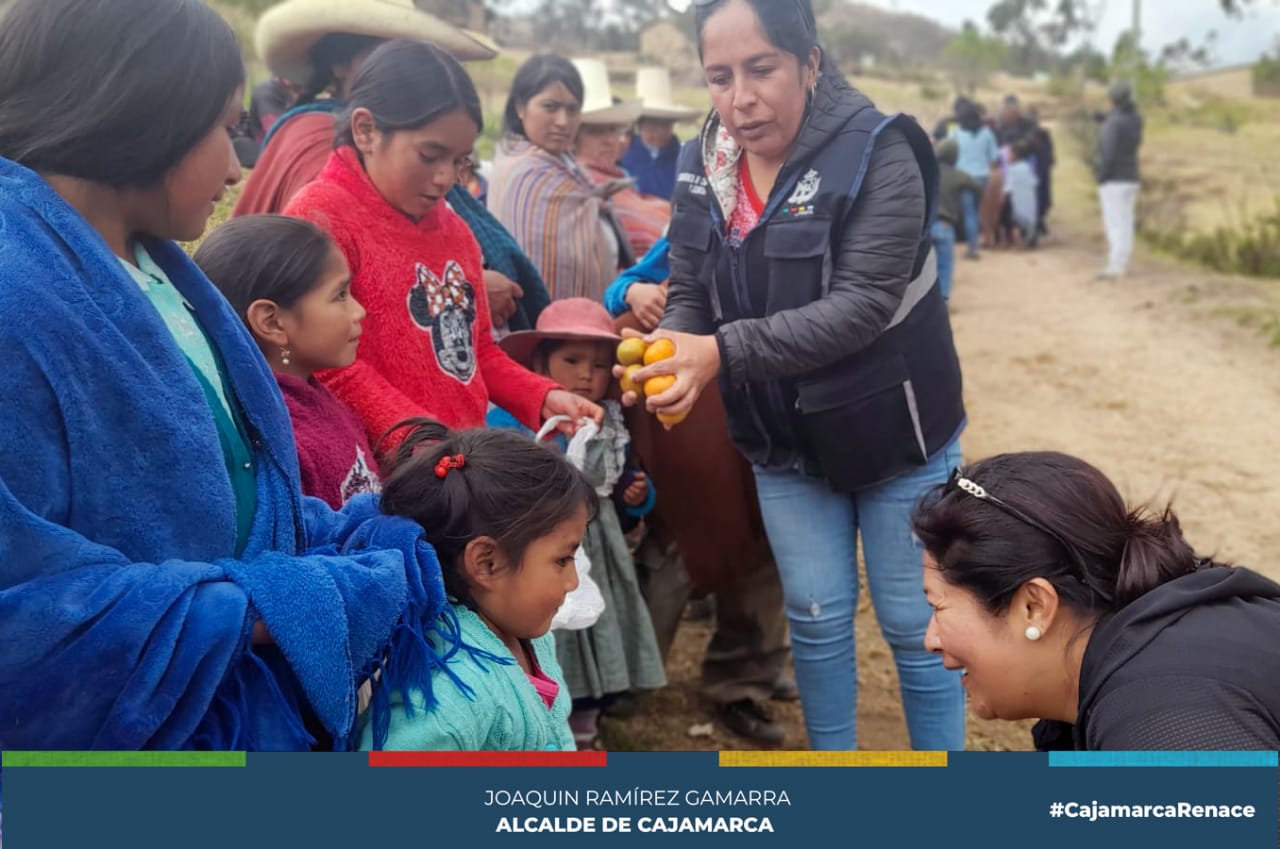 En un esfuerzo por fortalecer el vínculo entre la municipalidad y las comunidades locales, las regidoras Julia Guerrero Ruth Alcántara lideraron una delegación del gobierno municipal en una visita al caserío de Huayllapampa Alta para realizar la donación de fruta a todos los pobladores.
👉Acompañando a las regidores, estuvo presente el subgerente de Comercialización y Licencias, Renato Olortegui Rabanal, quien resaltó la importancia de conocer de cerca las necesidades y apoyar a las familias más necesitadas. Además, Gabriela Llaque Tirado, Coordinadora de Comercio Ambulatorio, también formó parte de la comitiva que tuvo como objetivo poder compartir alimentos donados por comerciantes con toda la localidad.
✅El gobierno municipal agradece la cálida bienvenida brindada por los residentes de Huayllapampa Alta y reafirma su compromiso de continuar trabajando en pro de un futuro mejor para todos los ciudadanos.