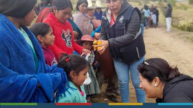 En un esfuerzo por fortalecer el vínculo entre la municipalidad y las comunidades locales, las regidoras Julia Guerrero Ruth Alcántara lideraron una delegación del gobierno municipal en una visita al caserío de Huayllapampa Alta para realizar la donación de fruta a todos los pobladores.
👉Acompañando a las regidores, estuvo presente el subgerente de Comercialización y Licencias, Renato Olortegui Rabanal, quien resaltó la importancia de conocer de cerca las necesidades y apoyar a las familias más necesitadas. Además, Gabriela Llaque Tirado, Coordinadora de Comercio Ambulatorio, también formó parte de la comitiva que tuvo como objetivo poder compartir alimentos donados por comerciantes con toda la localidad. 
✅El gobierno municipal agradece la cálida bienvenida brindada por los residentes de Huayllapampa Alta y reafirma su compromiso de continuar trabajando en pro de un futuro mejor para todos los ciudadanos.