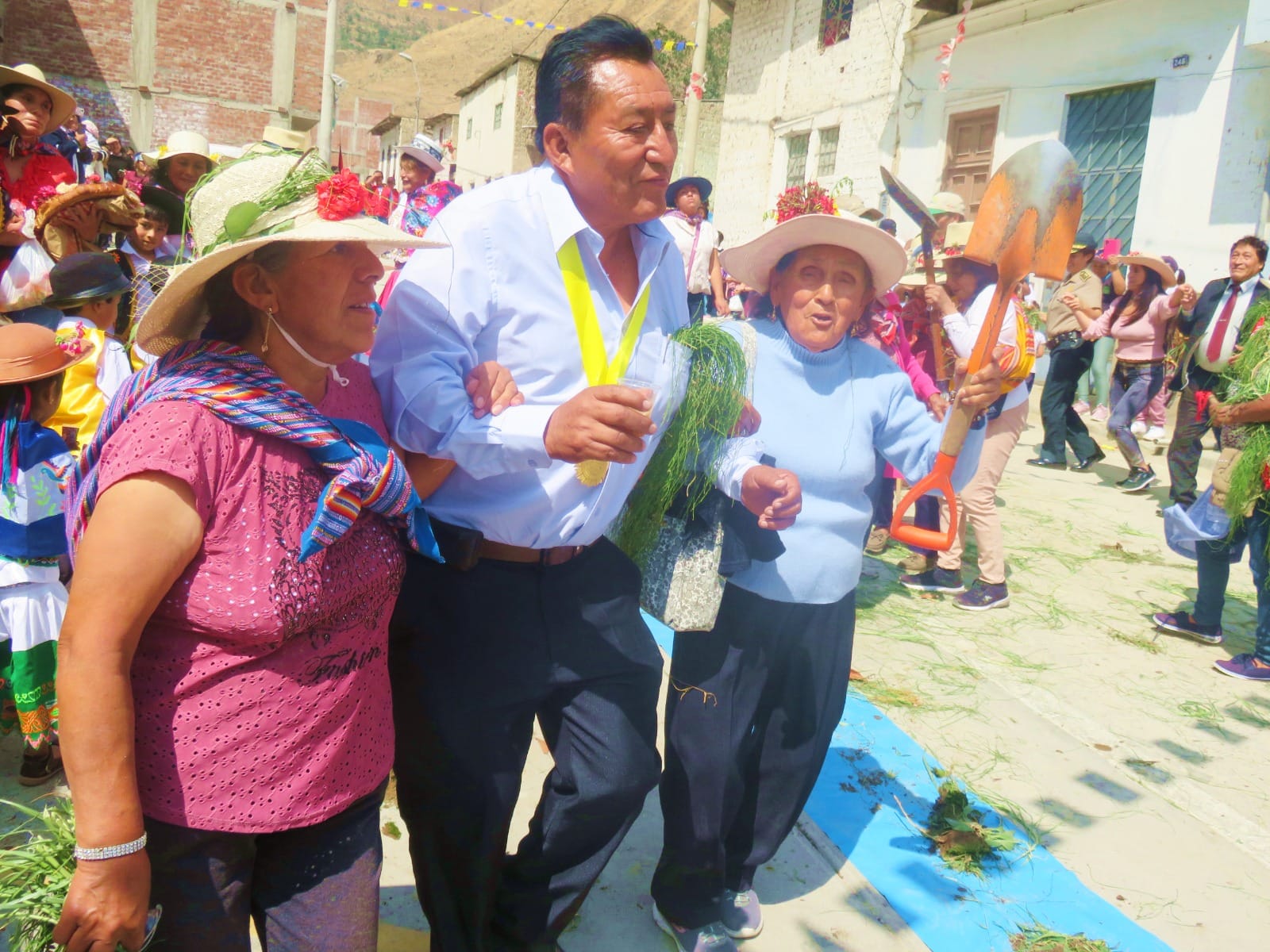 Alcalde Alfredo Quispe Córdova, también compartió cargado de alegría y emoción