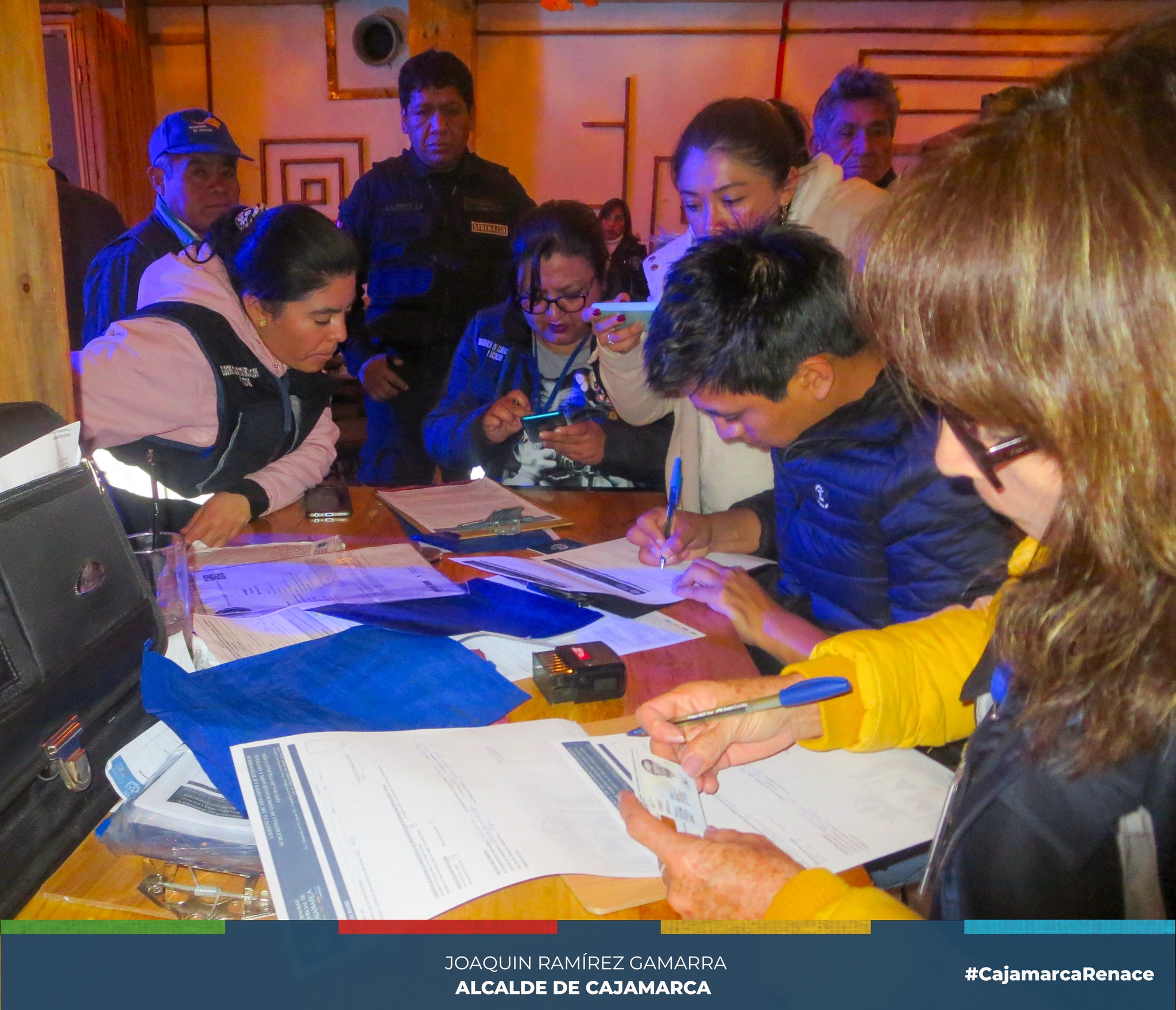 La Municipalidad Provincial de Cajamarca, continúa realizando operativos inopinados a diferentes establecimiento nocturnos con el objetivo de verificar el cumplimiento de la normativa y la seguridad de los asistentes.
➡️En esta oportunidad, se intervino los establecimientos discoteca Bar - Ibiza Club (Jr. cinco Esquina N° 873) y Química ( Av. Hoyos Rubio N°1342) ambos fueron clausurados por no contar con licencia de funcionamiento y carecer de certificado ITSE, procediendo a ser clausurados.
🔞Al momento de la intervención en la discoteca "QUÍMICA" se encontró a un aproximado de ocho (08) menores de edad, mismos que fueron retirados y derivados a la comisaría más cercana para las diligencias de ley.
🤝Es compromiso de la actual gestión municipal imponer el principio de autoridad y poner orden en nuestra ciudad, exhortando a todos los empresarios a regularizar su documentación respectiva, brindando seguridad y garantía a sus consumidores.