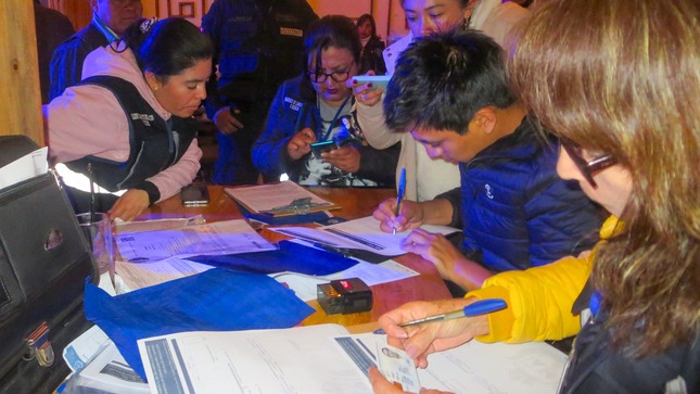 La Municipalidad Provincial de Cajamarca, continúa realizando operativos inopinados a diferentes establecimiento nocturnos con el objetivo de verificar el cumplimiento de la normativa y la seguridad de los asistentes. 
➡️En esta oportunidad, se intervino los establecimientos discoteca Bar - Ibiza Club (Jr. cinco Esquina N° 873)  y Química ( Av. Hoyos Rubio N°1342) ambos fueron clausurados por no contar con licencia de funcionamiento y carecer de certificado ITSE, procediendo a ser clausurados. 
🔞Al momento de la intervención en la discoteca "QUÍMICA"  se encontró a un aproximado de ocho (08) menores de edad, mismos que fueron retirados y derivados a la comisaría más cercana para las diligencias de ley. 
🤝Es compromiso de la actual gestión municipal imponer el principio de autoridad y poner orden en nuestra ciudad, exhortando a todos los empresarios a regularizar su documentación respectiva, brindando seguridad y garantía a sus consumidores.  