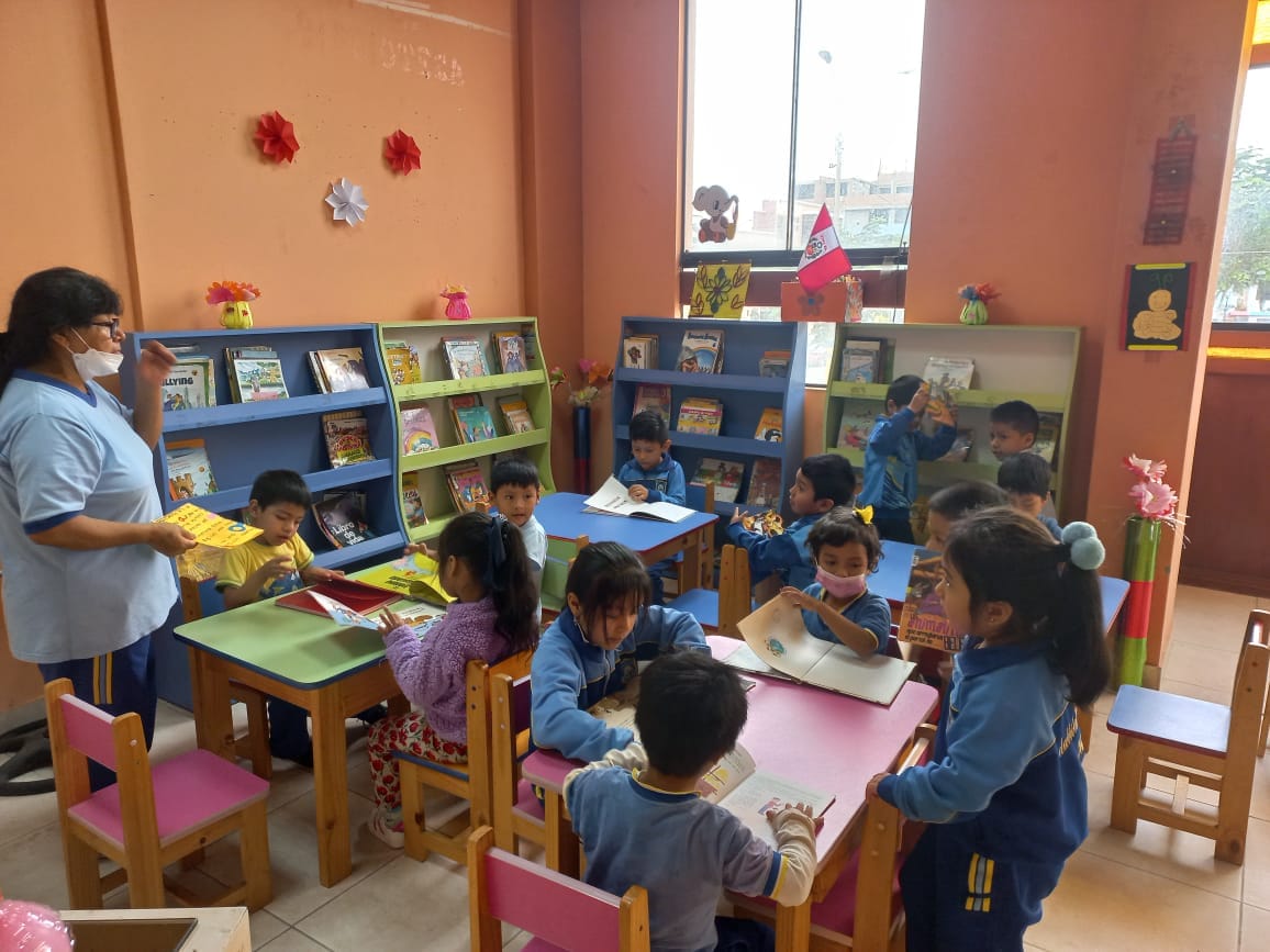 NIÑOS DE LA I.E INICIAL "MEDALLITA MILAGROSA" VISITAN LA BIBLIOTECA MUNICIPAL "CESAR VALLEJO"