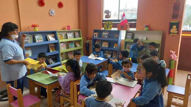 NIÑOS DE LA I.E INICIAL "MEDALLITA MILAGROSA" VISITAN LA BIBLIOTECA MUNICIPAL "CESAR VALLEJO" 