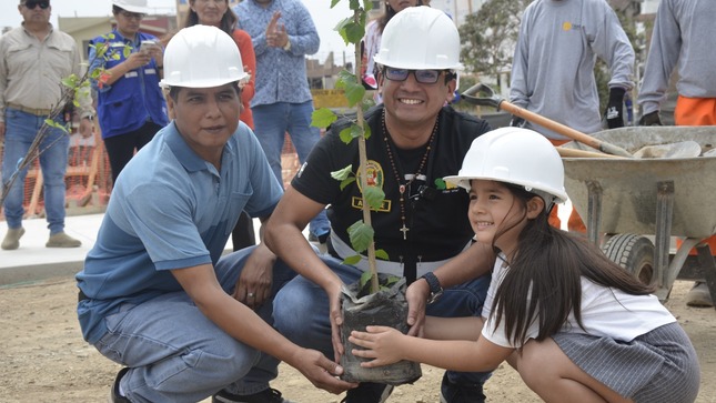 Alcalde Hernán Sifuentes inspeccionó y sembró árboles en dos importantes parques del distrito