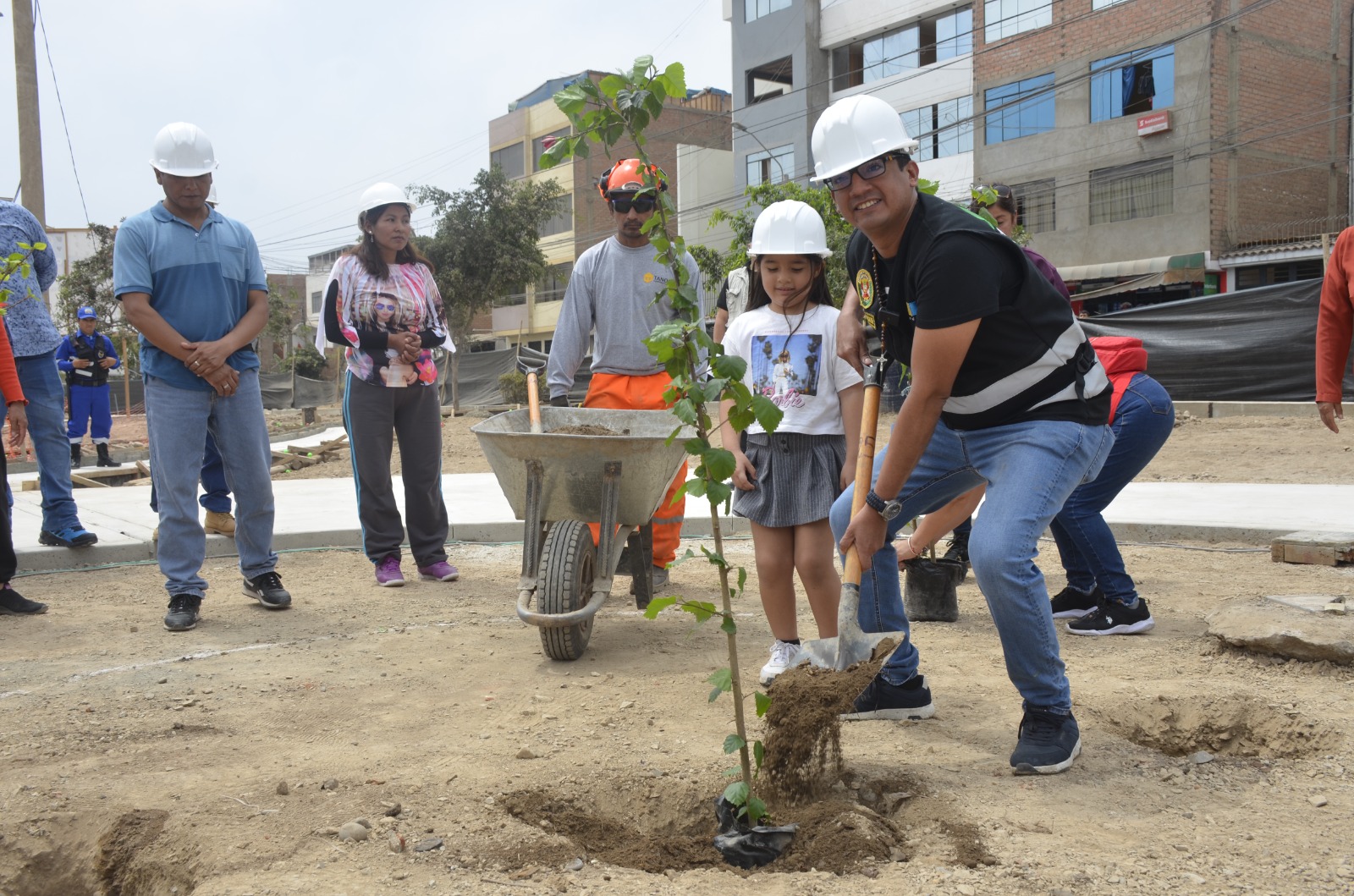 Alcalde Hernán Sifuentes inspeccionó y sembró árboles en dos importantes parques del distrito