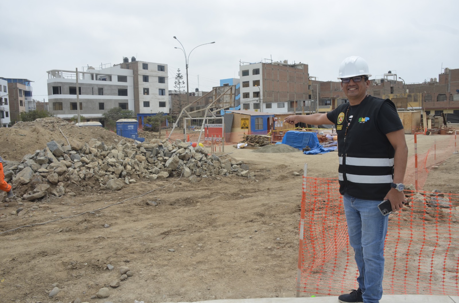 Alcalde Hernán Sifuentes inspeccionó y sembró árboles en dos importantes parques del distrito