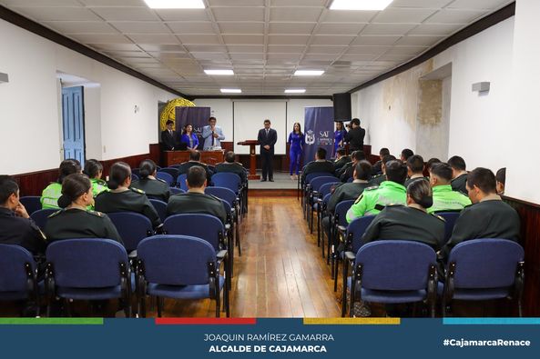 El Servicio de Administración Tributaria (SAT) ha llevado a cabo una capacitación integral dirigida a los oficiales de la Policía Nacional de Tránsito de nuestra ciudad, en un esfuerzo conjunto por mejorar la detección de infracciones y la correcta imposición de papeletas de infracción de tránsito.
📌La capacitación estuvo a cargo del experimentado jefe de gestión de cobranza del SAT, el Sr. Armando Valiente, quien compartió su amplio conocimiento y experiencia en el campo de la gestión de infracciones. El Sr. Valiente presentó una serie de estrategias y mejores prácticas destinadas a fortalecer las habilidades de los oficiales encargados de hacer cumplir la ley en nuestras carreteras.