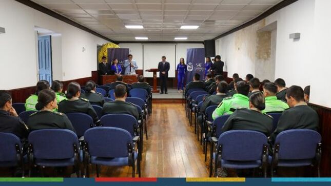 El Servicio de Administración Tributaria (SAT) ha llevado a cabo una capacitación integral dirigida a los oficiales de la Policía Nacional de Tránsito de nuestra ciudad, en un esfuerzo conjunto por mejorar la detección de infracciones y la correcta imposición de papeletas de infracción de tránsito.
📌La capacitación estuvo a cargo del experimentado jefe de gestión de cobranza del SAT, el Sr. Armando Valiente, quien compartió su amplio conocimiento y experiencia en el campo de la gestión de infracciones. El Sr. Valiente presentó una serie de estrategias y mejores prácticas destinadas a fortalecer las habilidades de los oficiales encargados de hacer cumplir la ley en nuestras carreteras. 