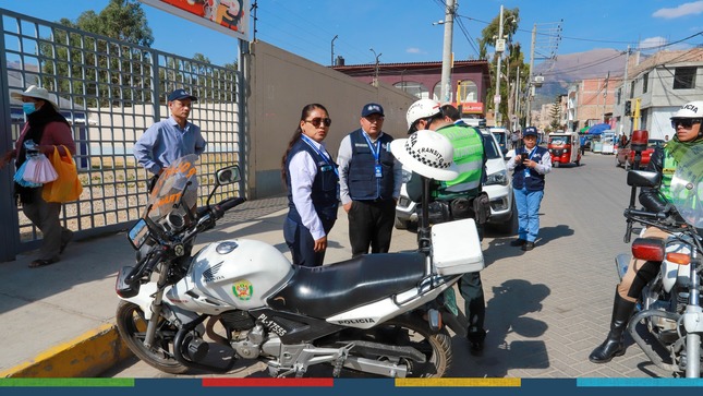 La Municipalidad Provincial de Cajamarca, a través de la gerencia de Transportes y Seguridad Vial, la gerencia de Desarrollo Económico y la PNP, realizaron un operativo de transporte en los exteriores del Hospital Regional. 
🗣Ante el llamado constante de la población, se realizó un operativo de transporte que busca despejar esta zona ante malos conductores que no respetan la zona rígida, tomando en cuenta que diferentes unidades de emergencia llegan de manera constante a este nosocomio. 
✅Invocamos a todos los cajamarquinos a respetar la señalización y zonas prohibidas que infringen el reglamento nacional de tránsito y las normas que rigen en la comuna local.