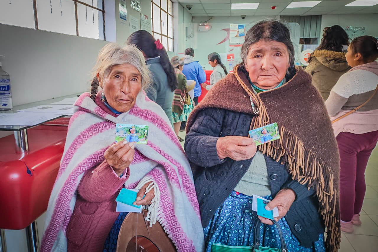 Adultos mayores reciben capacitación sobre el uso de tarjeta para el cobro de subsidio económico