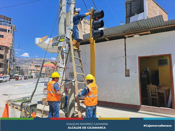 Continuamos trabajando para reducir el grado de accidentabilidad y ordenar el transporte en la ciudad. En esta oportunidad, la gerencia de Transporte y Seguridad Vial viene realizando el mantenimiento del sistema de semaforización en la Vía de Evitamiento Norte a la altura del cruce a Santa Bárbara, cambio de controlador eléctrico de tránsito entre la avenida Mario Urteaga y jirón El Maestro y cambio de pantalla led en la Vía de Evitamiento Norte a la altura del puente amarillo.