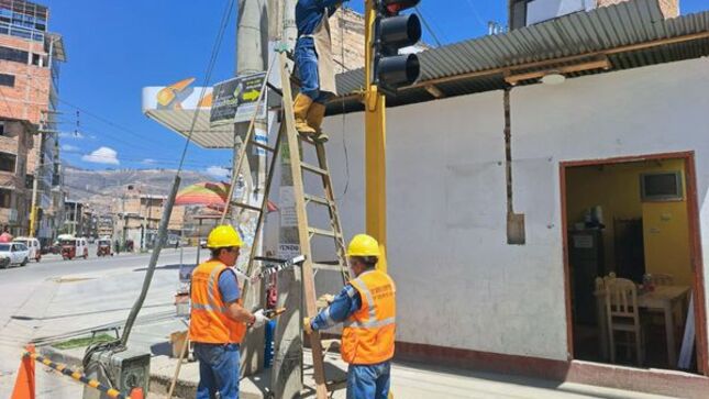 Continuamos trabajando para reducir el grado de accidentabilidad y ordenar el transporte en la ciudad. En esta oportunidad, la gerencia de Transporte y Seguridad Vial viene realizando el mantenimiento del sistema de semaforización en la Vía de Evitamiento Norte a la altura del cruce a Santa Bárbara, cambio de controlador eléctrico de tránsito entre la avenida Mario Urteaga y jirón El Maestro y cambio de pantalla led en la Vía de Evitamiento Norte a la altura del puente amarillo.