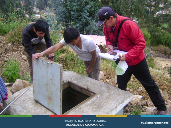 La Municipalidad Provincial de Cajamarca, a través de la subgerencia de Saneamiento Básico, liderada por la Ing. Deisy Carrasco Vela, la población de caserío PATA PATA, centro poblado PARIAMARCA, recibieron la visita del equipo técnico de la Unidad de Gestión Municipal (UGM), en coordinación con el área de Infraestructura para el diagnóstico de agua potable y saneamiento rural en dicha zona.
✅Con el estado situacional actual de dicha zona, conoceremos a detalle información del centro poblado, de las captaciones de agua, beneficiarios, necesidades que de atenderán a través de la ejecución de un proyecto de mejoramiento y ampliación de sistema de agua potable que cuente con unidades básicas de saneamiento (UBS) que beneficien a la población, quien a través de su comité de fiscalización de saneamiento, trabajarán articuladamente con la administración directa de la entidad para la prestación eficiente y sostenible del servicio.