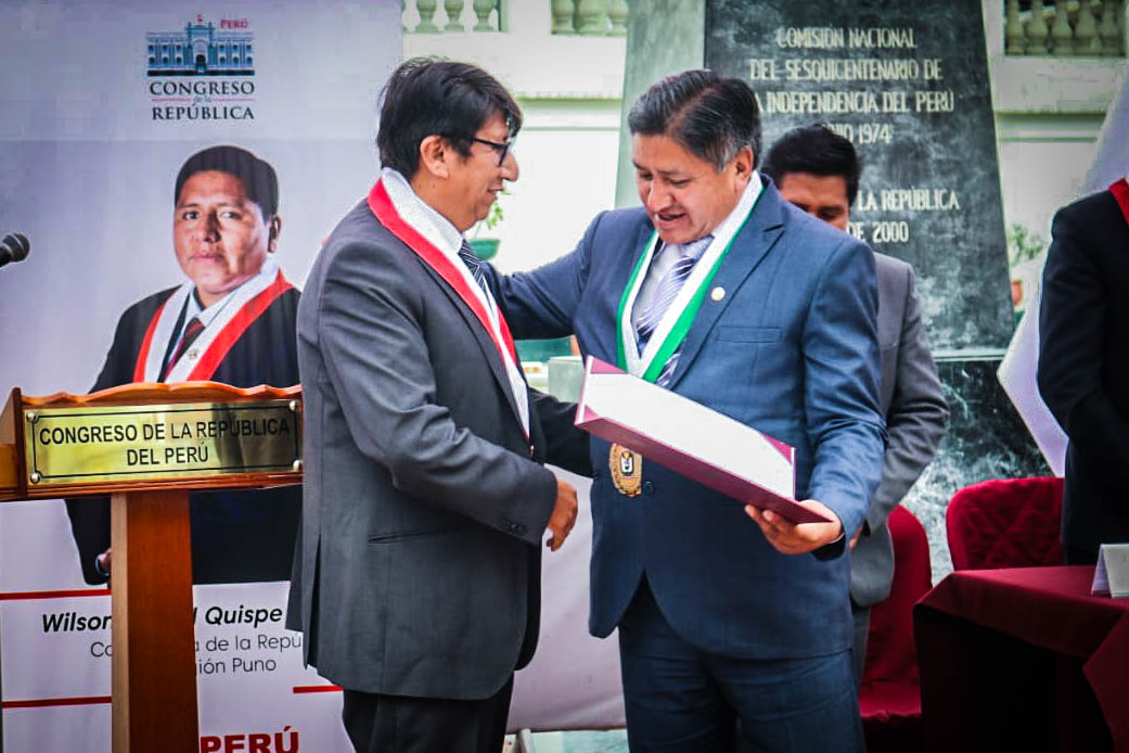 Presentación y entrega de autógrafa de la ley que declara de interés nacional la creación de la Universidad Nacional de Carabaya