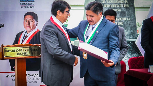 Presentación y entrega de autógrafa de la ley que declara de interés nacional la creación de la Universidad Nacional de Carabaya