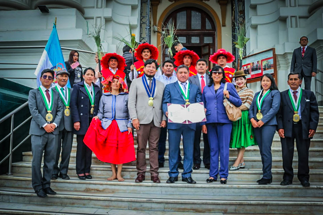 Presentación y entrega de autógrafa de la ley que declara de interés nacional la creación de la Universidad Nacional de Carabaya