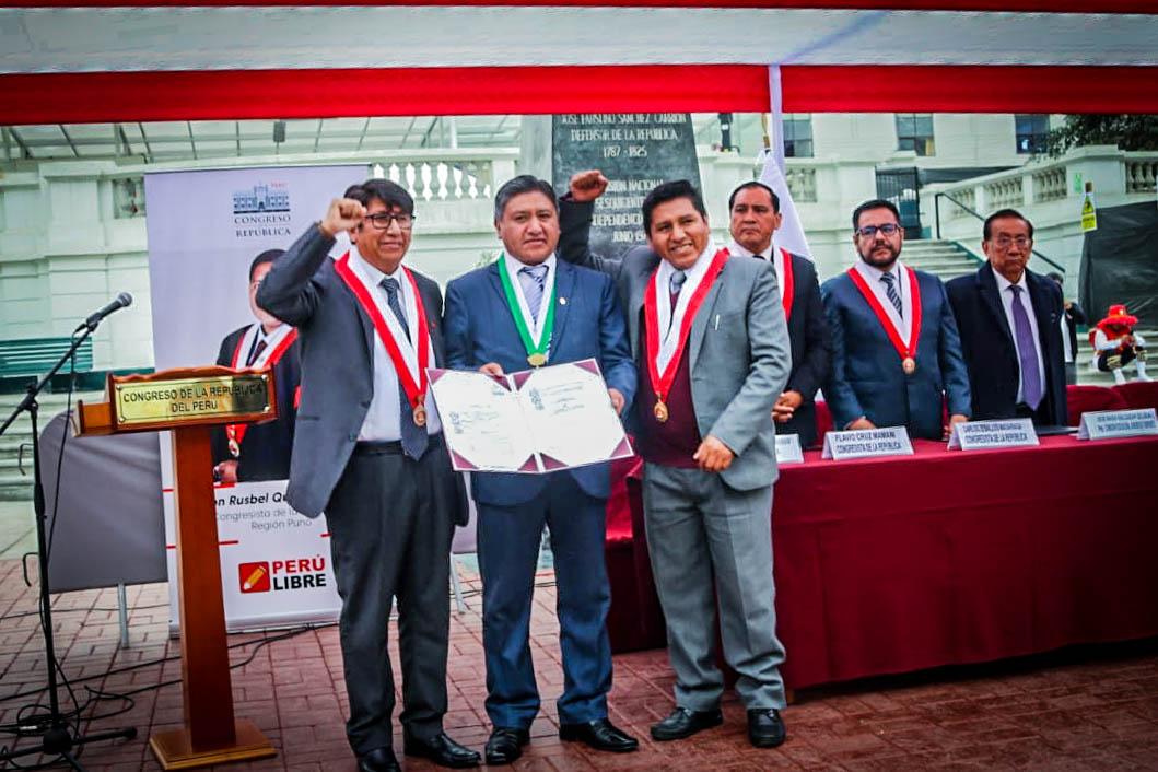 Presentación y entrega de autógrafa de la ley que declara de interés nacional la creación de la Universidad Nacional de Carabaya