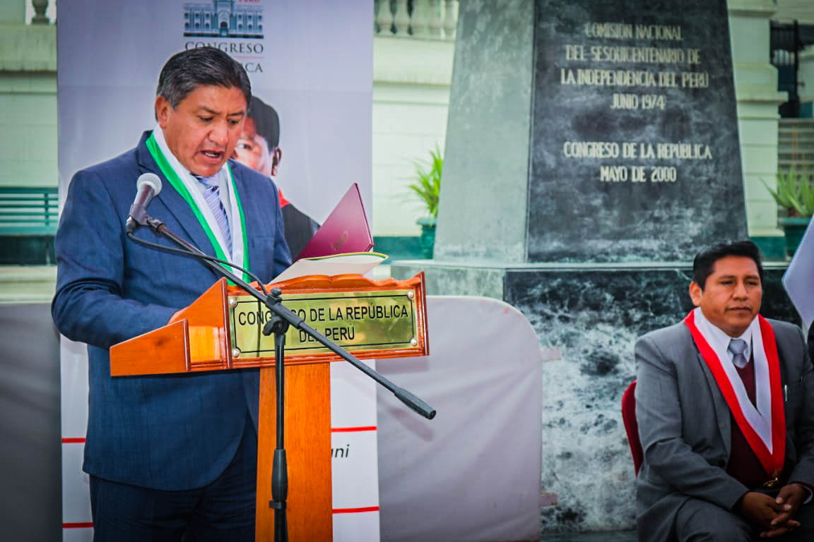 Presentación y entrega de autógrafa de la ley que declara de interés nacional la creación de la Universidad Nacional de Carabaya