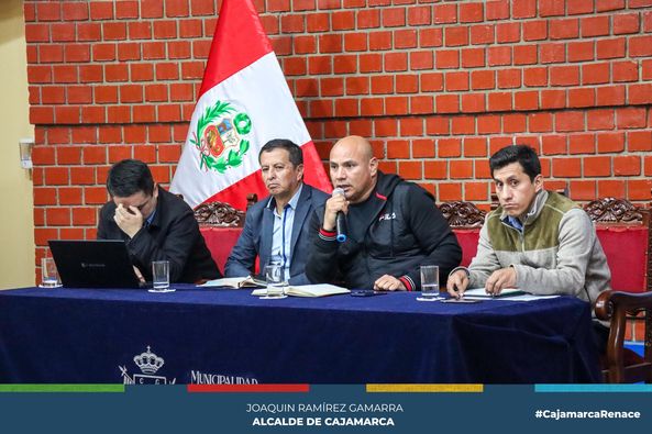Alcalde provincial, Joaquin Ram铆rez Gamarra, sostuvo su reuni贸n mensual de trabajo con alcaldes de los diferentes centros poblados de Cajamarca para conocer alternativas de soluci贸n que mejoren la calidad de vida de sus vecinos. 馃憦馃徎
鉁匔omo parte de la agenda se viene evaluando la continuidad del programa renace que brinda oportunidad laboral a cientos de cajamarquinos.