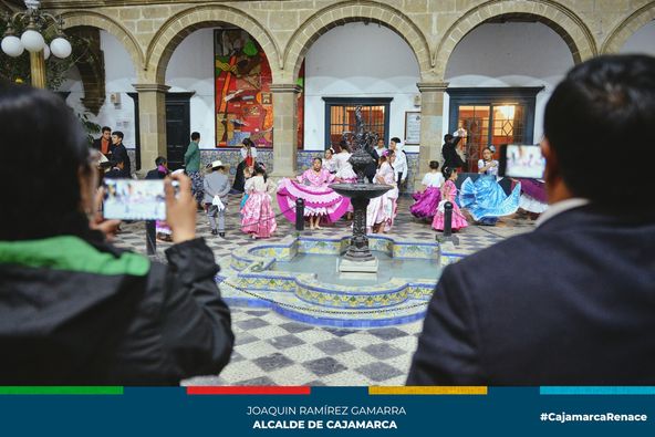 En el marco del día de la Juventud, el Centro Cultural Municipal "Miguel Espinach" se llenó de danza y tradición en colaboración de la academia de marinera A Y D tradición, quienes mostraron el trabajo que vienen realizando en los talleres de marinera norteña que la Municipalidad Provincial de Cajamarca ofrece al público en general a través de la gerencia de Turismo y Cultura.
Música y danza, animaron esta preciosa noche, recibiendo a niños 👧🧒 y jóvenes en la pista de baile 💃🕺, quienes demostraron su talento e identidad con el Perú 🇵🇪.