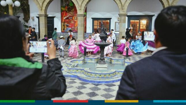 En el marco del día de la Juventud, el Centro Cultural Municipal "Miguel Espinach" se llenó de danza y tradición en colaboración de la academia de marinera A Y D tradición, quienes mostraron el trabajo que vienen realizando en los talleres de marinera norteña que la Municipalidad Provincial de Cajamarca ofrece al público en general a través de la gerencia de Turismo y Cultura. 
Música y danza, animaron esta preciosa noche, recibiendo a niños 👧🧒 y jóvenes en la pista de baile 💃🕺, quienes demostraron su talento e identidad con el Perú 🇵🇪. 