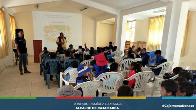 Con el fin de generar una cultura de prevención y promoción de la seguridad vial desde la escuela, la gerencia de Transporte y Seguridad Vial a través del área de Educación y Seguridad Vial realiza una jornada de capacitación denominada “Respetemos y cuidemos la vida escolar a través de una educación vial “, para sensibilizar a estudiantes del colegio Andrés Avelino Cáceres en Baños del Inca sobre las buenas prácticas en seguridad vial y medidas de prevención contra accidentes de tránsito.
👉Desde la comuna local, seguiremos impulsando estas actividades que enseñen a los más pequeños a conocer los riesgos de no respetar las señales de tránsito y las acciones de prevención para evitar accidentes de tránsito. 