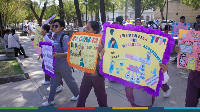 En un esfuerzo por fortalecer la protección y bienestar de las jóvenes y sus familias, la Municipalidad Provincial de Cajamarca, a través de la Instancia Provincial de Concertación para Prevenir, Sancionar y Erradicar la Violencia contra la Mujer y los Integrantes del Grupo Familiar, llevó a cabo un colorido pasacalle y una enriquecedora feria informativa. El evento, celebrado en conmemoración del Día de la Juventud, se centró en la crucial temática de la prevención del embarazo adolescente y la oferta de diversos servicios.
👉Esta iniciativa reunió a un nutrido grupo de jóvenes, instituciones y familias, brindando acceso a información vital sobre planificación familiar, métodos anticonceptivos y diferentes cuidados . Expertos en el campo de la salud y profesionales especializados estuvieron disponibles para ofrecer orientación personalizada y responder a las preguntas de los asistentes.
🫂🤝La Municipalidad Provincial de Cajamarca reafirma así su compromiso con la promoción de la salud y el bienestar de la juventud, sentando las bases para una comunidad más informada, resiliente y equitativa.