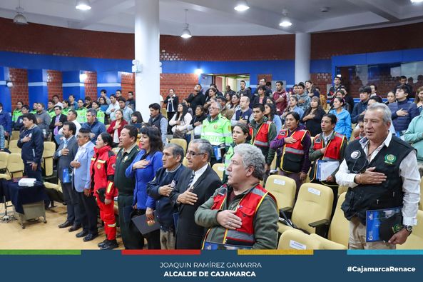 Con una concurrida asistencia por parte de la población cajamarquina, se realizó la III Consulta Pública de Seguridad Ciudadana, organizado por la secretaria técnica del COPROSEC.
🗣️El gerente municipal, ing. Wilder Narro en representación del alcalde provincial, Joaquín Ramírez Gamarra, dio las palabras de apertura de este importante evento, que tiene la finalidad de informar a todos los cajamarquinos acerca de la ejecución de políticas, planes, programas y proyectos de seguridad ciudadana, que se viene trabajando en nuestra localidad.
🤝Por parte de la comuna local, los regidores Jorge Rojas, Segundo Castañeda reafirmaron su compromiso de seguir trabajando y realizando una exhaustiva fiscalización de todas las acciones que mantengan a Cajamarca como una ciudad segura.
👉🏻Agradecemos la participación y el esfuerzo de todas las instituciones que de manera conjunta vienen aportando a la seguridad de Cajamarca.
