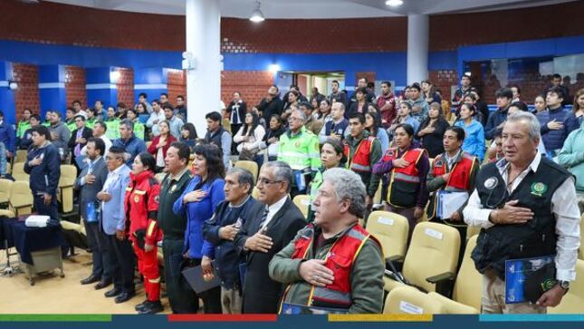 Con una concurrida asistencia por parte de la población cajamarquina, se realizó la III Consulta Pública de Seguridad Ciudadana, organizado por la secretaria técnica del COPROSEC.
🗣️El gerente municipal, ing. Wilder Narro en representación del alcalde provincial, Joaquín Ramírez Gamarra, dio las palabras de apertura de este importante evento, que tiene la finalidad de informar a todos los cajamarquinos acerca de la ejecución de políticas, planes, programas y proyectos de seguridad ciudadana, que se viene trabajando en nuestra localidad. 
🤝Por parte de la comuna local, los regidores Jorge Rojas, Segundo Castañeda reafirmaron su compromiso de seguir  trabajando y realizando una exhaustiva fiscalización de todas las acciones que mantengan a Cajamarca como una ciudad segura. 
👉🏻Agradecemos la participación y el esfuerzo de todas las instituciones que de manera conjunta vienen aportando a la seguridad de Cajamarca. 