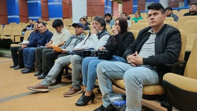 La gerente de Transporte y Seguridad Vial, Edith Chuco Gutiérrez realizó una mesa de trabajo con los representantes de las empresas de transportes de servicio regular para conocer su problemática y trabajar de manera mancomunada con el objetivo de brindar un servicio de transporte de calidad a los ciudadanos.
🤝Como parte de la agenda  se va a trabajar en ordenar el transporte público y  la lucha frontal contra la informalidad.