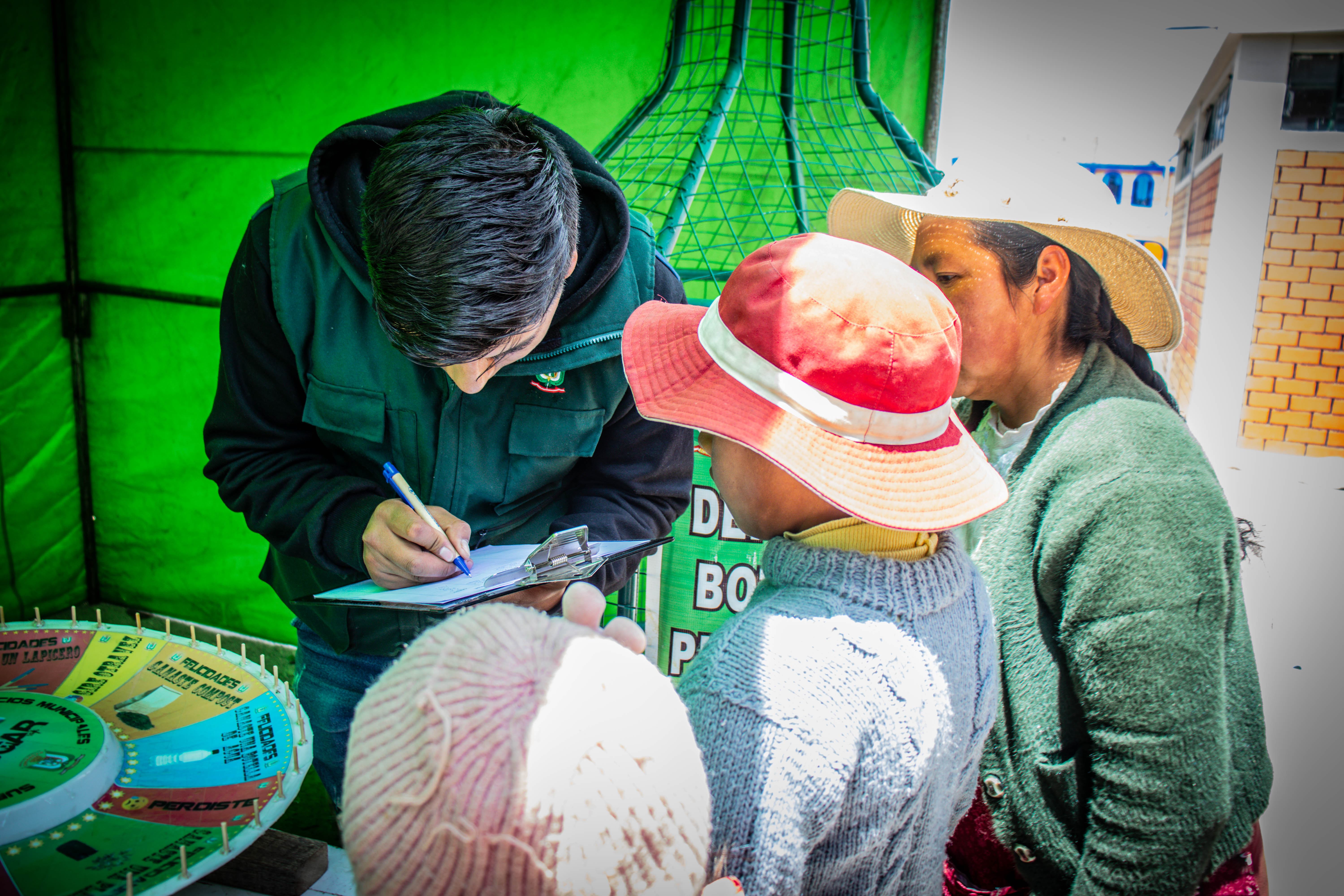 Ciudadanos macusaneños participan activamente del Eco Trueque