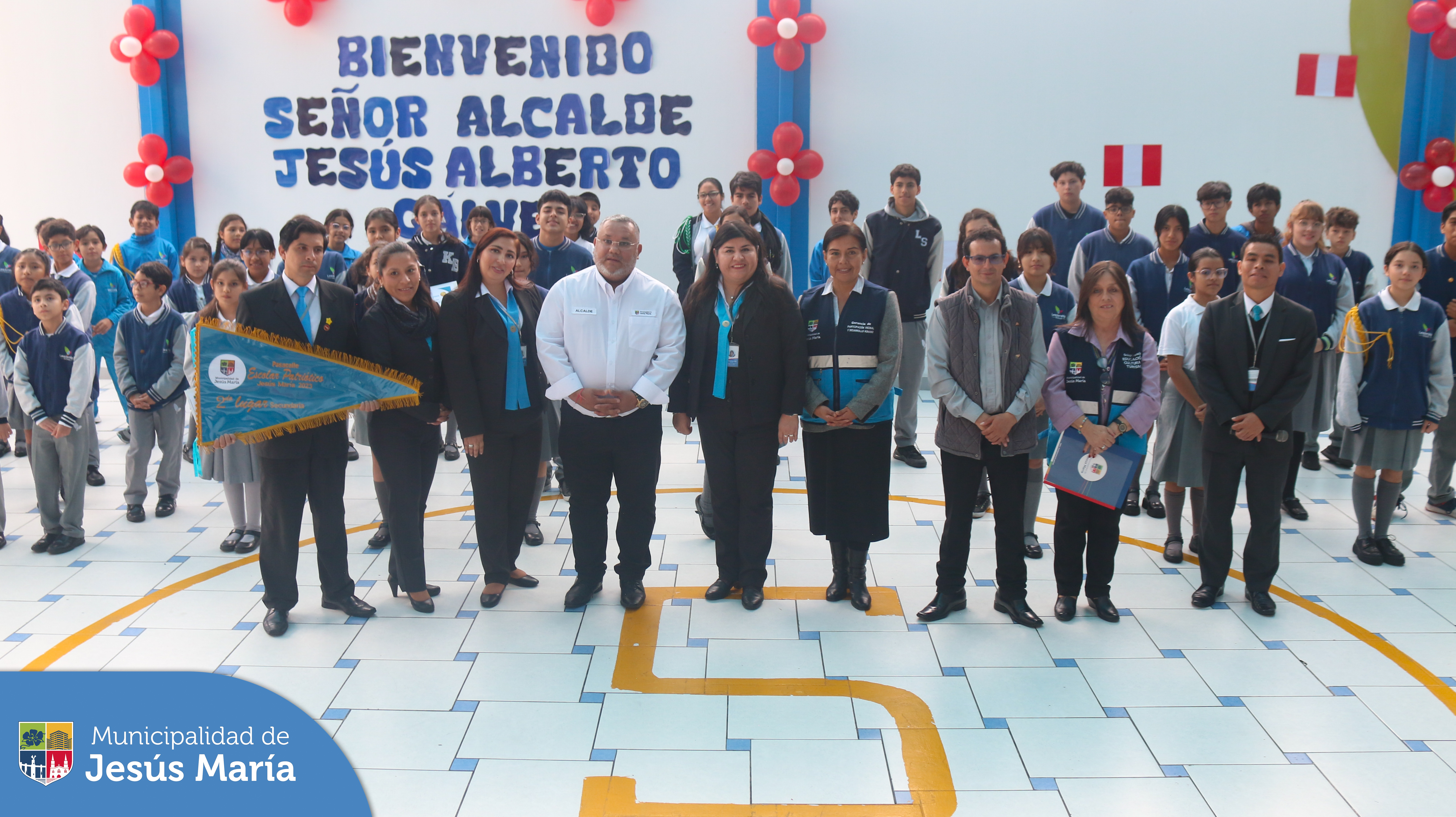 🇵🇪 Con motivo de las celebraciones por el 202º Aniversario de la Proclamación de la Independencia del Perú, el pasado julio, se realizó nuestro tradicional 🇵🇪 Pasacalle Escolar Patriótico.
Felicitamos a las más de 15 instituciones educativas participantes, en especial al 🏫 Colegio Leadership que fue el ganador del primer puesto en el nivel primaria y del segundo puesto en el nivel secundaria. Los estudiantes recibieron de las manos de nuestro alcalde, Jesús Gálvez Olivares, sus diplomas de honor 🥇.