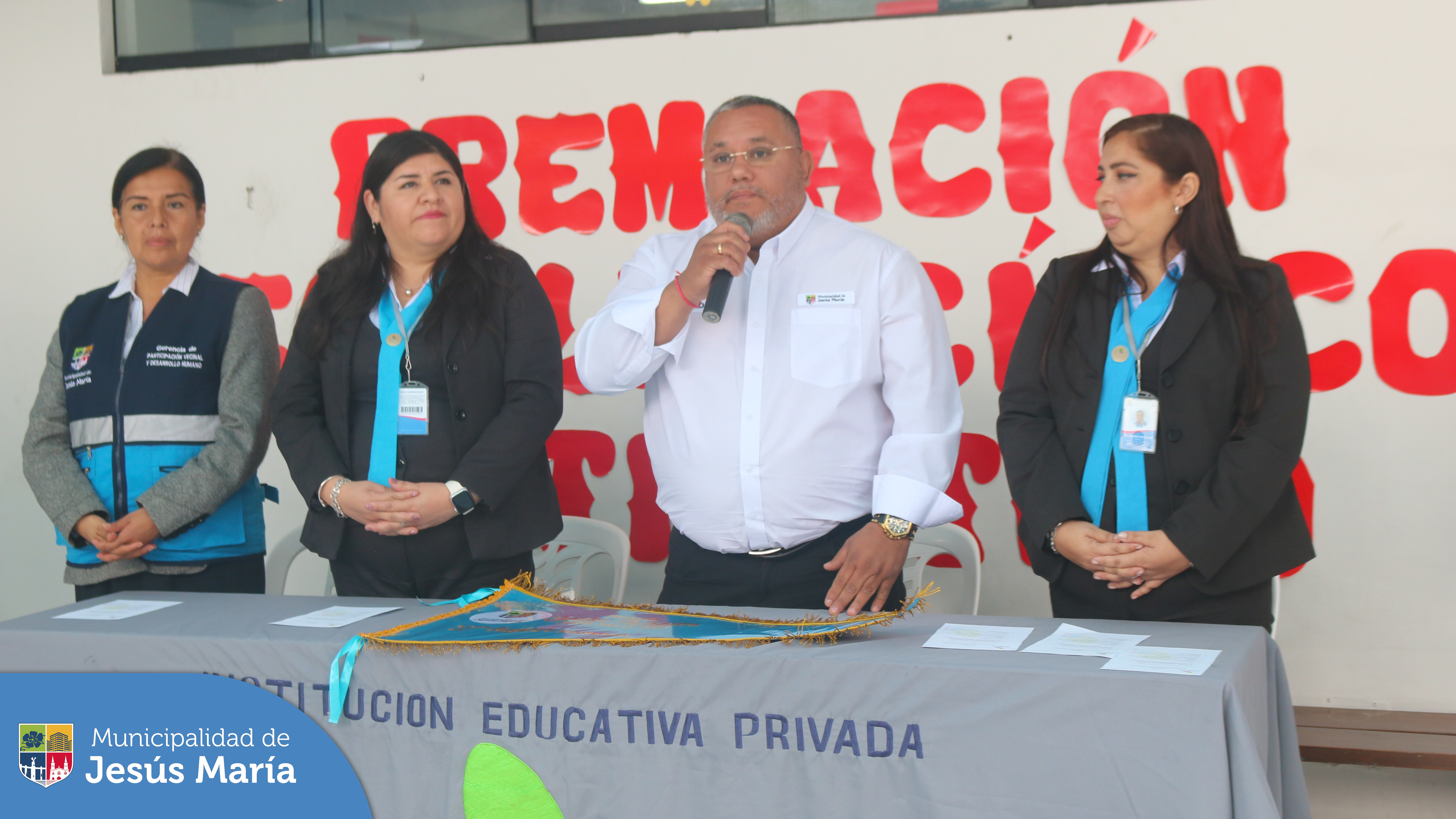 🇵🇪 Con motivo de las celebraciones por el 202º Aniversario de la Proclamación de la Independencia del Perú, el pasado julio, se realizó nuestro tradicional 🇵🇪 Pasacalle Escolar Patriótico.
Felicitamos a las más de 15 instituciones educativas participantes, en especial al 🏫 Colegio Leadership que fue el ganador del primer puesto en el nivel primaria y del segundo puesto en el nivel secundaria. Los estudiantes recibieron de las manos de nuestro alcalde, Jesús Gálvez Olivares, sus diplomas de honor 🥇.