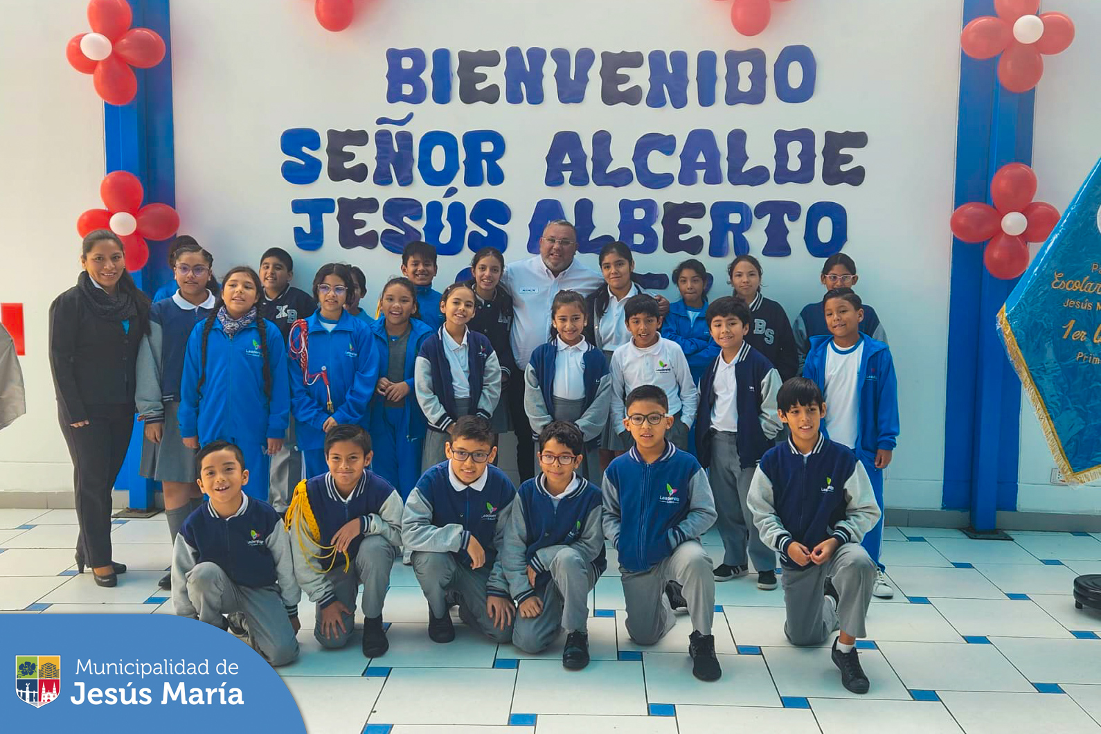 🇵🇪 Con motivo de las celebraciones por el 202º Aniversario de la Proclamación de la Independencia del Perú, el pasado julio, se realizó nuestro tradicional 🇵🇪 Pasacalle Escolar Patriótico.
Felicitamos a las más de 15 instituciones educativas participantes, en especial al 🏫 Colegio Leadership que fue el ganador del primer puesto en el nivel primaria y del segundo puesto en el nivel secundaria. Los estudiantes recibieron de las manos de nuestro alcalde, Jesús Gálvez Olivares, sus diplomas de honor 🥇.