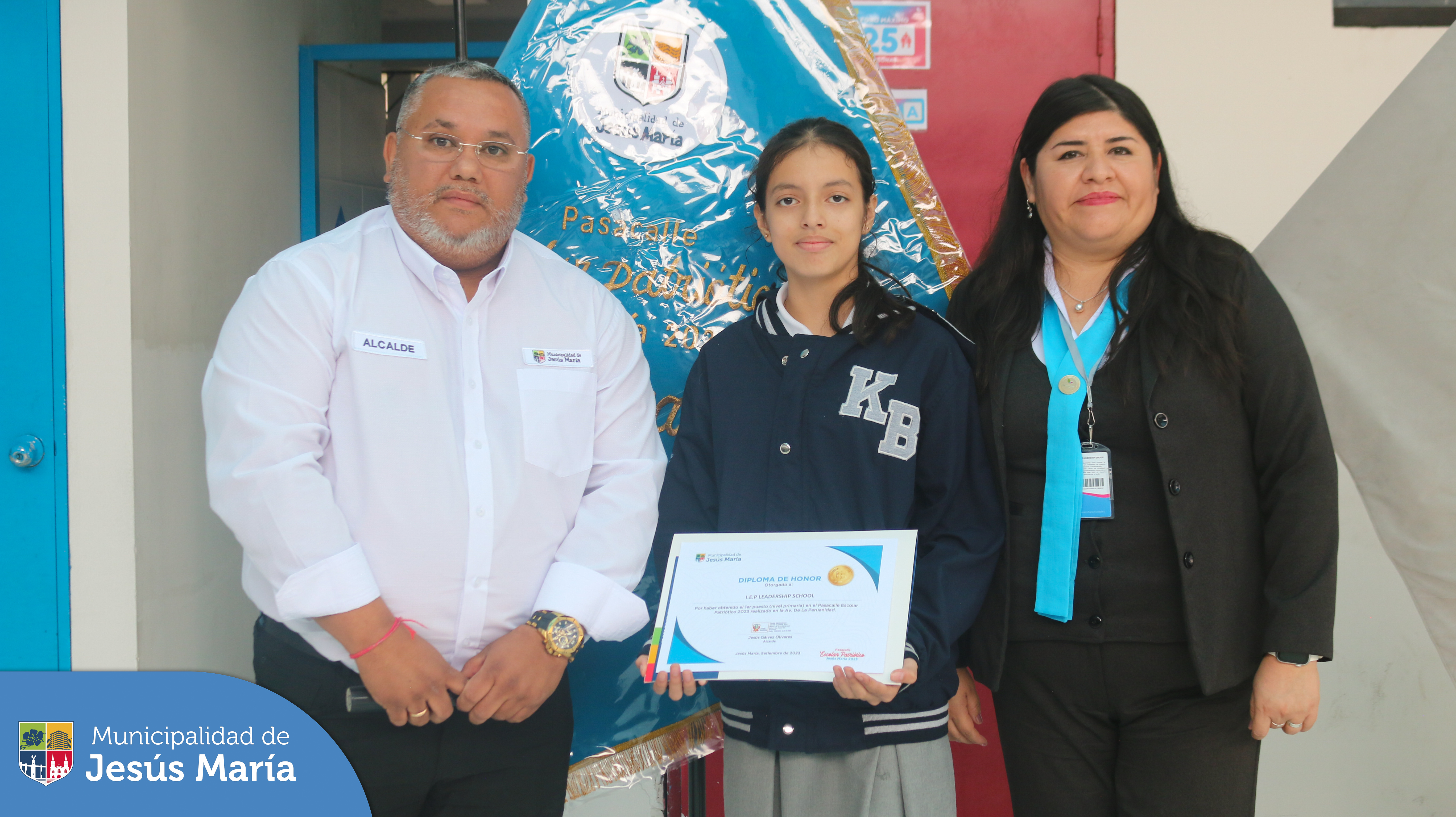 🇵🇪 Con motivo de las celebraciones por el 202º Aniversario de la Proclamación de la Independencia del Perú, el pasado julio, se realizó nuestro tradicional 🇵🇪 Pasacalle Escolar Patriótico.
Felicitamos a las más de 15 instituciones educativas participantes, en especial al 🏫 Colegio Leadership que fue el ganador del primer puesto en el nivel primaria y del segundo puesto en el nivel secundaria. Los estudiantes recibieron de las manos de nuestro alcalde, Jesús Gálvez Olivares, sus diplomas de honor 🥇.