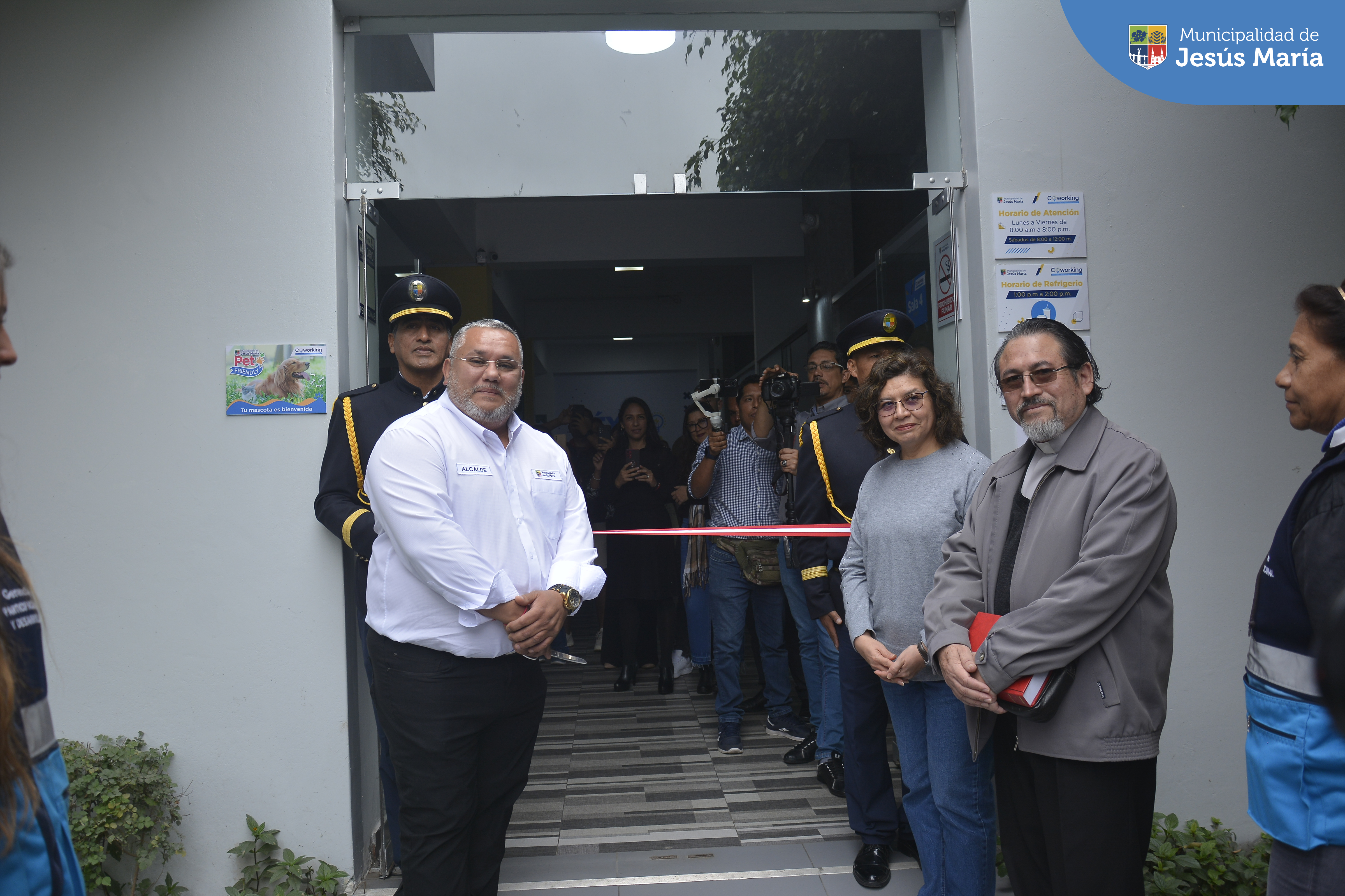 ☑️ Nuestro alcalde, Jesús Gálvez Olivares, lideró la ceremonia de inauguración y realizó un recorrido por la nueva Biblioteca Infantil 📚, la renovada Biblioteca Enrique Lopez Albujar 📗 y el remozado Coworking 👩‍💻. 

☑️ Vecinos de todas las edades, podrán acceder a modernos ambientes destinados a impulsar las actividades de lectura, el arte y todo tipo de eventos culturales.